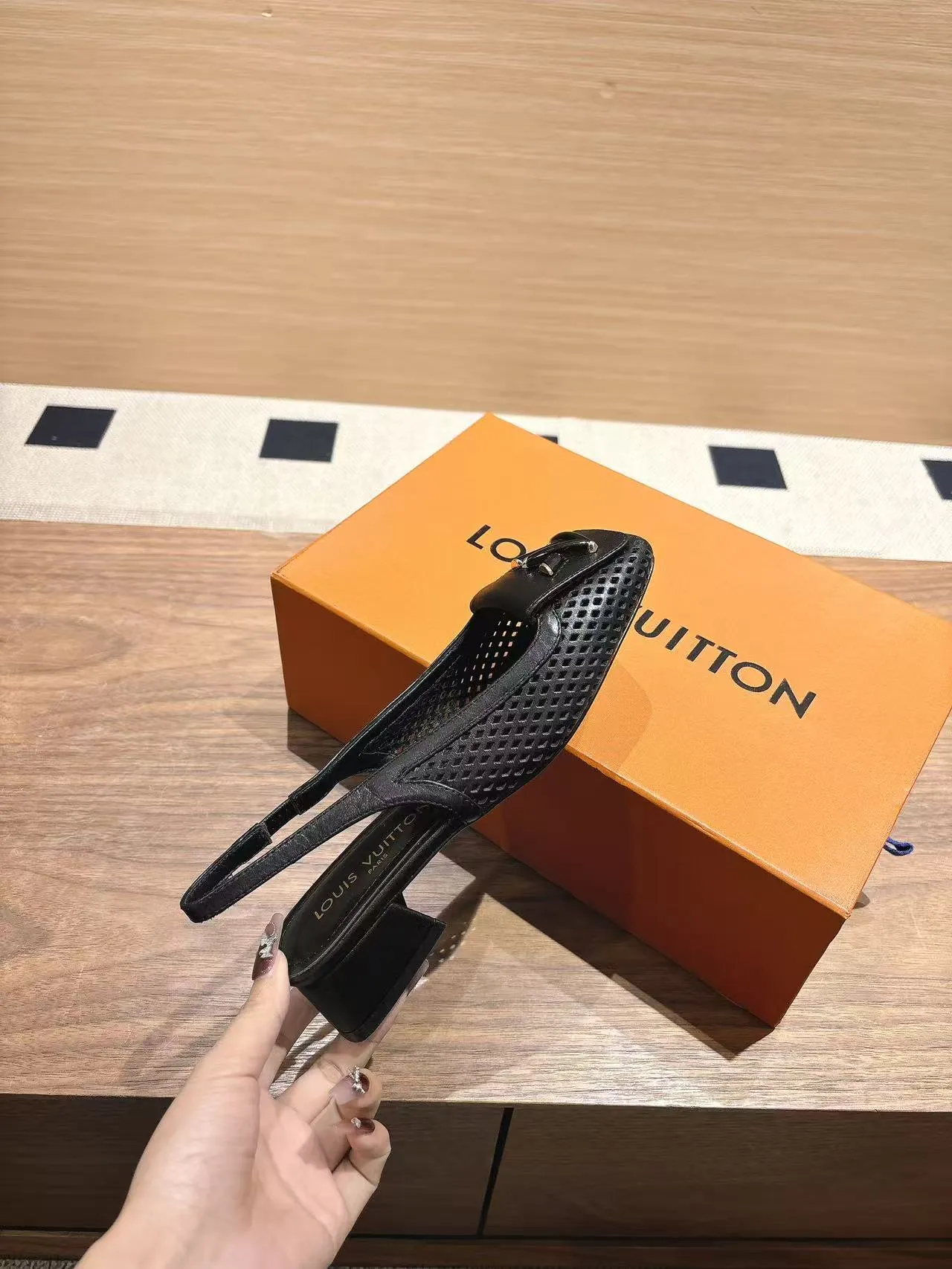 👟👟Ex-factory price 600👟👟 LV Louis Vuitton 25ss top version. Features the latest SHAKE hollow slingback sandals. Hard goods are new. Purchasing level! Full of high-end sense! A popular one among domestic and foreign bloggers. It is retro and fashionable and looks great on the feet! The main model on the official website. Upper: original customized cowhide surface. Lining: imported goatskin lining. ·Outsole: original Italian leather outsole ■Height: 3.5cm5.5cm ·Shoe size: 35-40 (41, 42 customizations are not returnable)